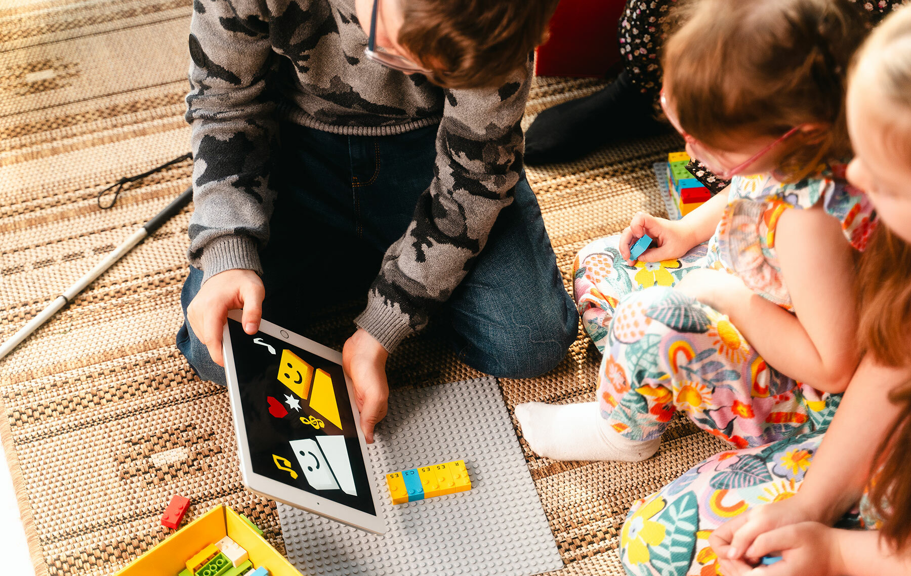LEGO-braille-bricks-visually-impaired-children-designboom-05a