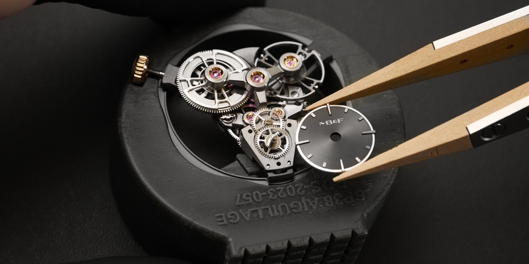 MB&F-amphitheater-floating-dial-transparent-SP-one-watch-designboom-ban2